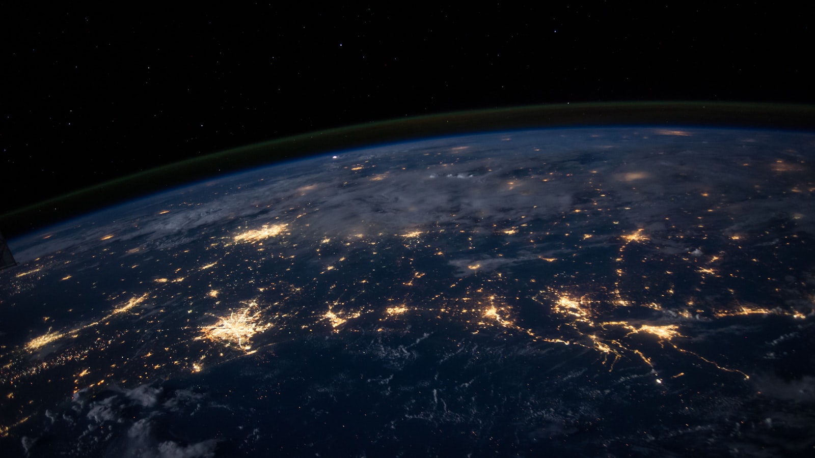 宇宙から見た夜の地球と都市の光